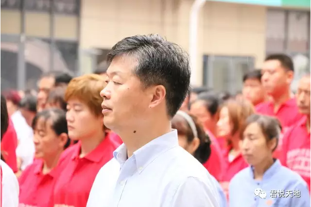 公司举行第一次升国旗仪式 - 沂南县君悦商贸有限公司